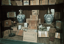 115537 Afbeelding van de uitstalling in de etalage van de winkel van de tabak- en sigarenfabriek B.C. van Straelen (De ...